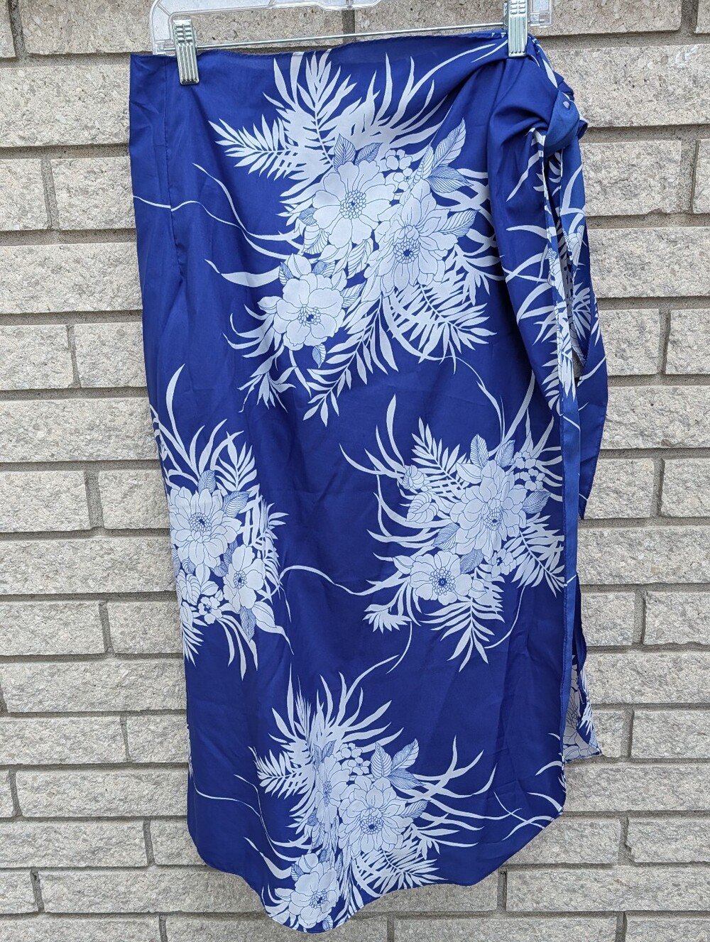 Hilo Hattie Hawaii Made In USA Blue & White Sarong Floral Lightweight VTG Resort